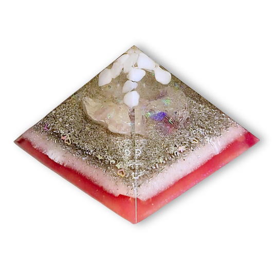 Sneeuwkwarts & Gouden Driehoek Piramide Orgonite